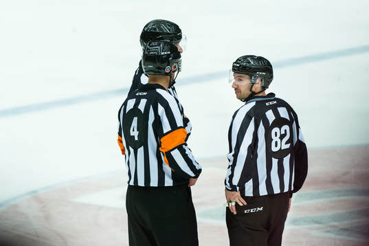 Linjedomare Anders Ahlström och Domare Markus Linde