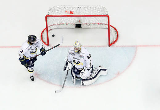s Kristofer Berglund och målvakt Gustaf Wesslau