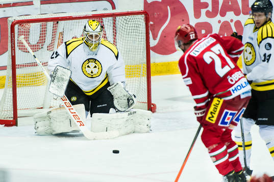 Brynäs målvakt Bernhard Starkbaum räddar ett skott från