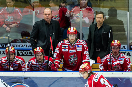 Modos tränare Per-Erik Johnsson och assisterande tränare
