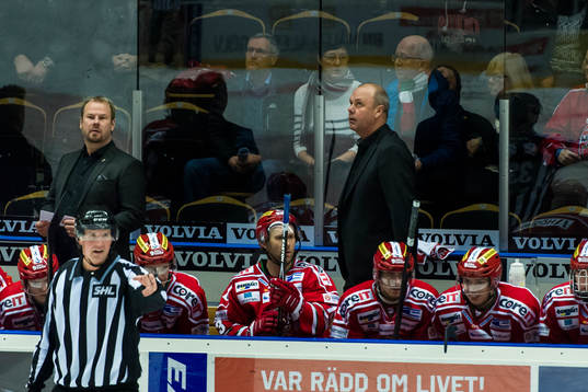Modos tränare Per-Erik Johnsson och assisterande tränare