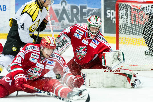 Modos målvakt Adam Reideborn och Nichlas Torp kämpar