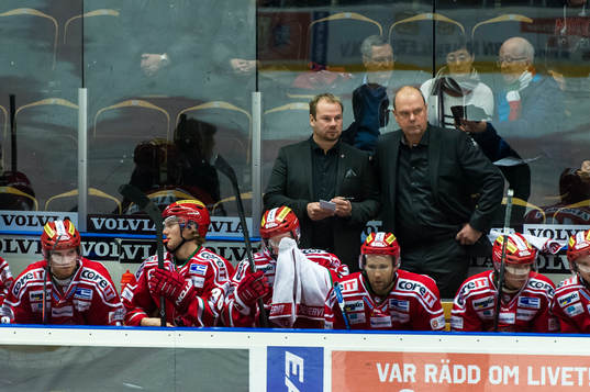 Modos tränare Per-Erik Johnsson och assisterande tränare