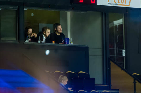 Modos målvakt Linus Ullmark sitter på läktaren i kväll