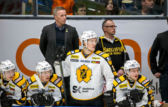 Skellefteås tränare Hans Wallson bakom Mikko Lehtonen