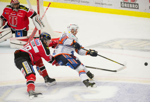 Örebros Viktor Ekbom och Växjös Liam Reddox