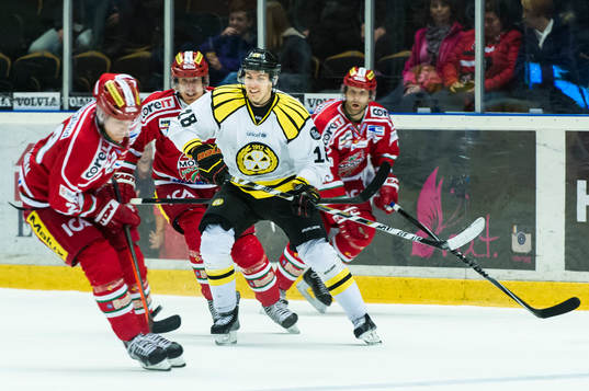 Brynäs Anton Rödin kämpar emot Modos Albin Carlson,