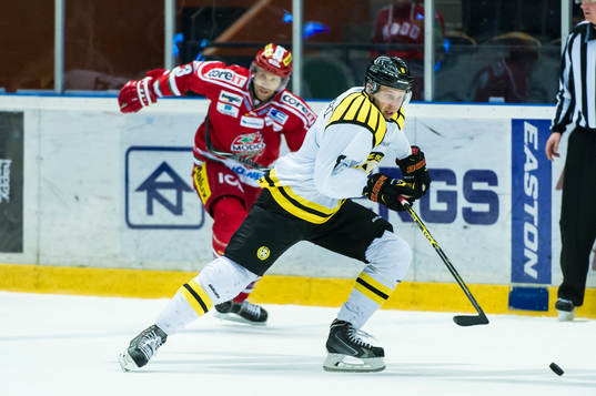 Brynäs Jesse Niinimäki åker ifrån Modos Joonas