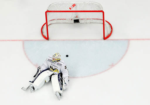 s målvakt Gustaf Wesslau deppar