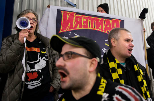 Panterns supportrar med Mikael Kelada i täten