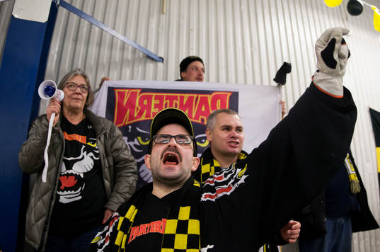 Panterns supportrar med Mikael Kelada i täten
