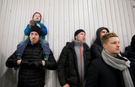Malmö Redhawks Jens Olsson med sonen Melker på läktaren