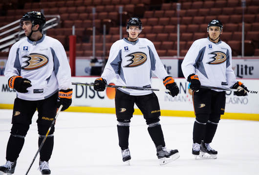 Rickard Rakell (mitten)