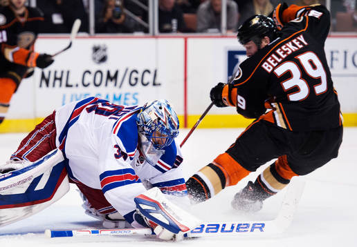 New Yorks målvakt Henrik Lundqvist håller undan pucken