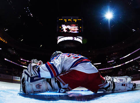 New Yorks målvakt Henrik Lundqvist stretchar