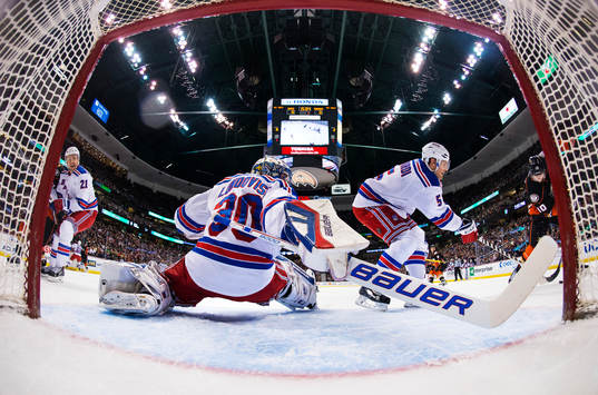 New Yorks målvakt Henrik Lundqvist och Dan Girardi utmanas
