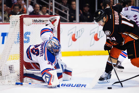 Anaheims Rene Bourque oroar framför New Yorks målvakt