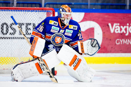Växjös målvakt Stefan Steen värmer upp
