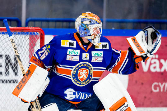 Växjös målvakt Stefan Steen värmer upp