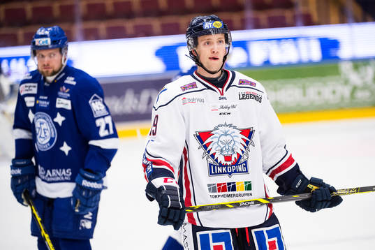 Linköpings Mattias Karlsson före ishockeymatchen i SHL