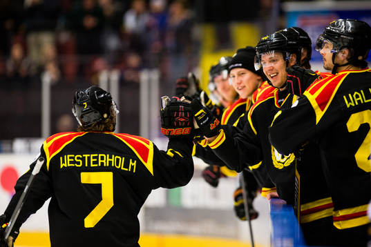 Brynäs Ponthus Westerholm gratuleras av bla Brynäs Jacob