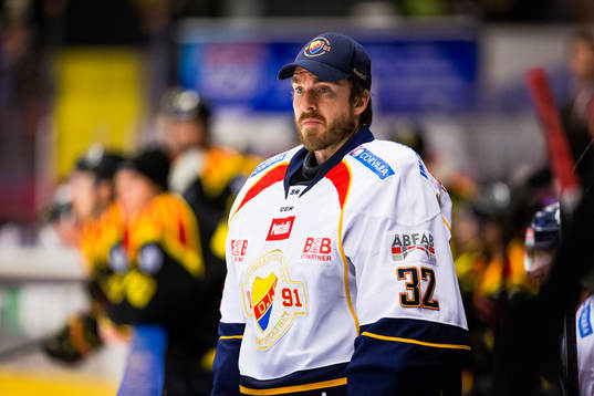 Djurgårdens målvakt Mikael Tellqvist i båset