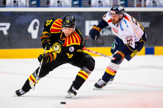 Brynäs Anton Rödin håller undan för Djurgårdens Mikael