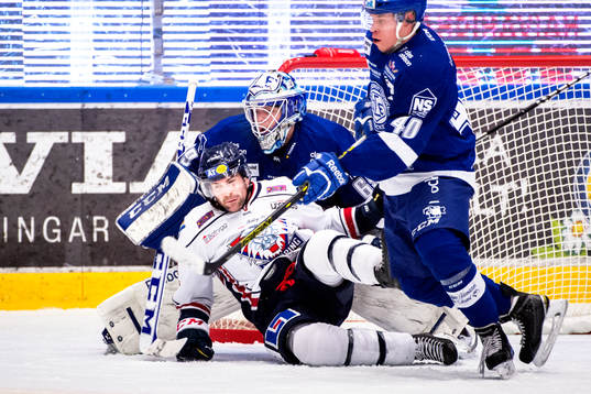 Linköpings Kent McDonell faller framför Leksands målvakt