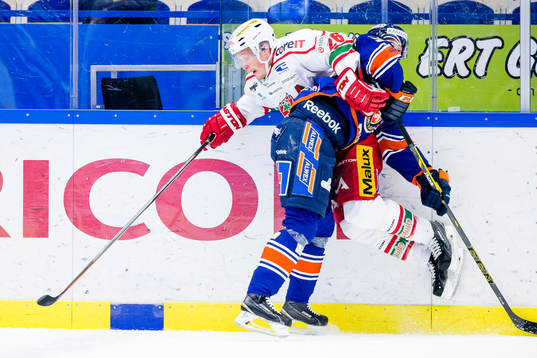 Växjös Sebastian Erixon tacklar Modos Samuel Påhlsson