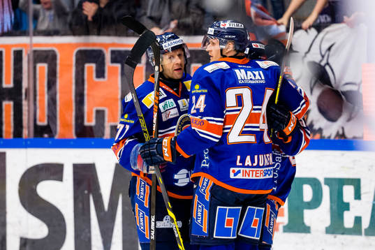 Växjös Tomi Kallio och Jani Lajunen firar Liam Reddox (ej