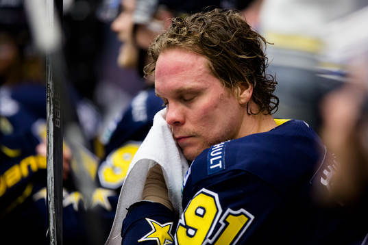 s Andreas Jämtin ser deppig ut i båset