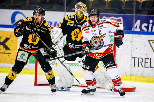 Skellefteås Erik Andersson  och målvakt Markus Svensson