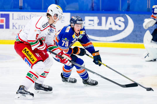 Växjös Patrik Lundh jagas av Modos Jonas Ahnelöv