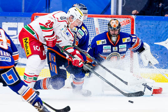 Modos Samuel Påhlsson oroar framför Växjös målvakt
