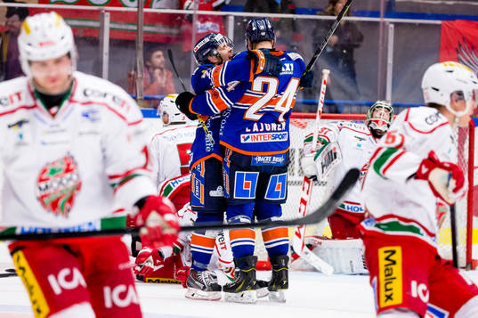 Växjös Cory Murphy firar Växjös Jani Lajunen