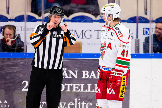 Modos Oscar Hedman pratar med domare Sören Persson