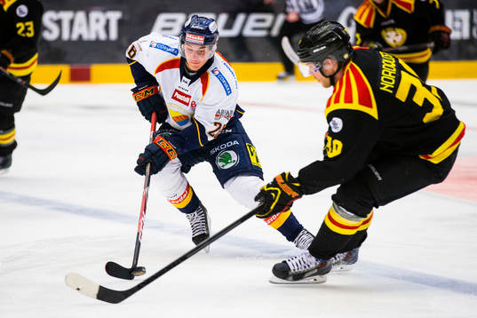 Djurgårdens David Rundqvist i kamp om pucken med Brynäs