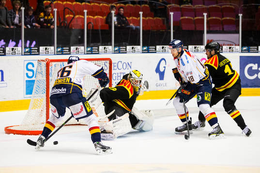 Brynäs målvakt Bernhard Starkbaum (m) får hjälp av