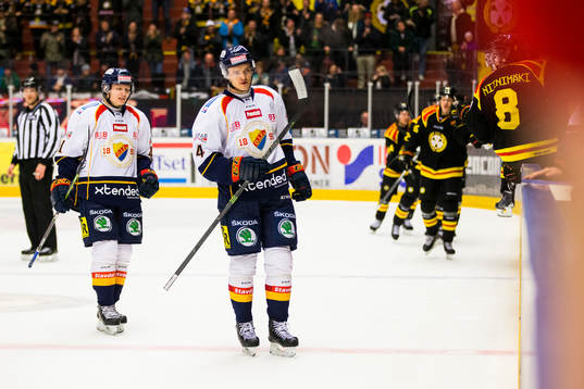 Djurgårdens Marcus Högström ser deppig ut medan Brynäs