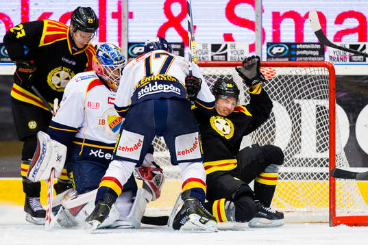 Djurgårdens Henrik Eriksson trycker in Brynäs Anton