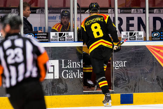 Brynäs Jesse Niinimäki kliver av isen och in i