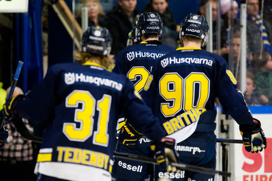 s Mattias Tedenby och Ted Brithén lämnar isen