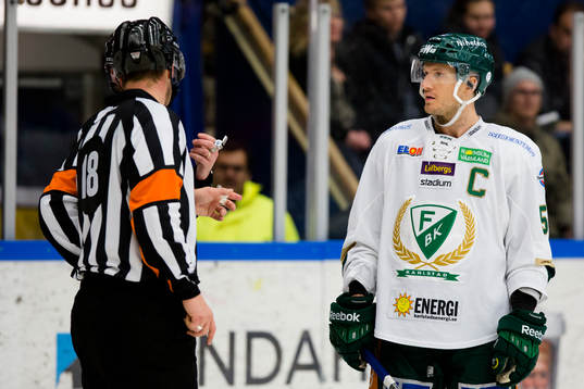 Domare Mikael Nord i samtal med Färjestads Ole-Kristian