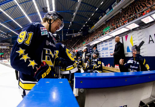 s Andreas Jämtin ser deppig ut när han lämnar isen