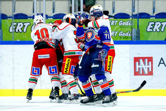 Gruff mellan Växjös Tomi Kallio och Modos Adrian Kempe