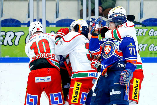 Gruff mellan Växjös Tomi Kallio och Modos Adrian Kempe