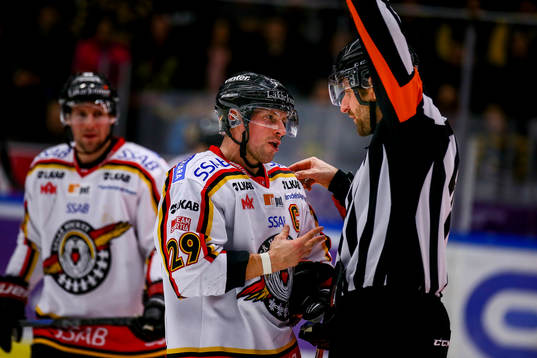 Luleås Chris Abbott är arg på domaren Marcus Linde