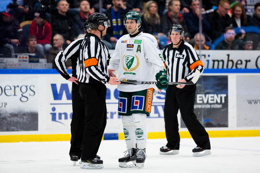 Färjestads Rickard Wallin pratar med domarna