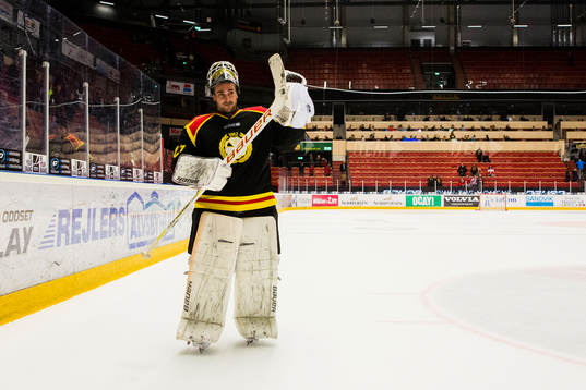 Brynäs målvakt Bernhard Starkbaum tackar publiken