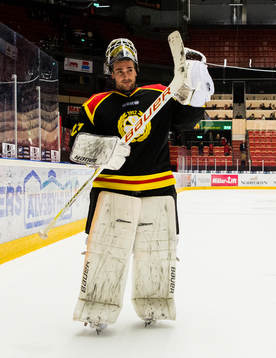 Brynäs målvakt Bernhard Starkbaum tackar publiken